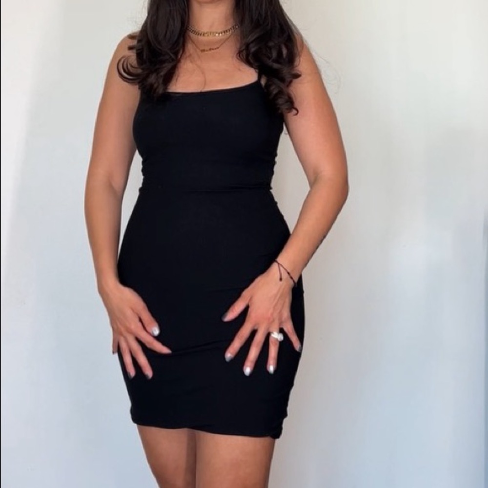 Black shape wear dress. Size M
Built in bra. Mini Dress.